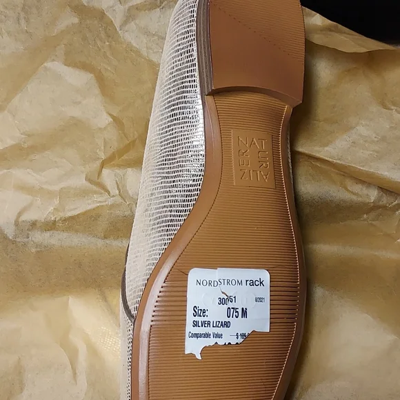 Naturalizer Beige Flats - Picture 5 of 5